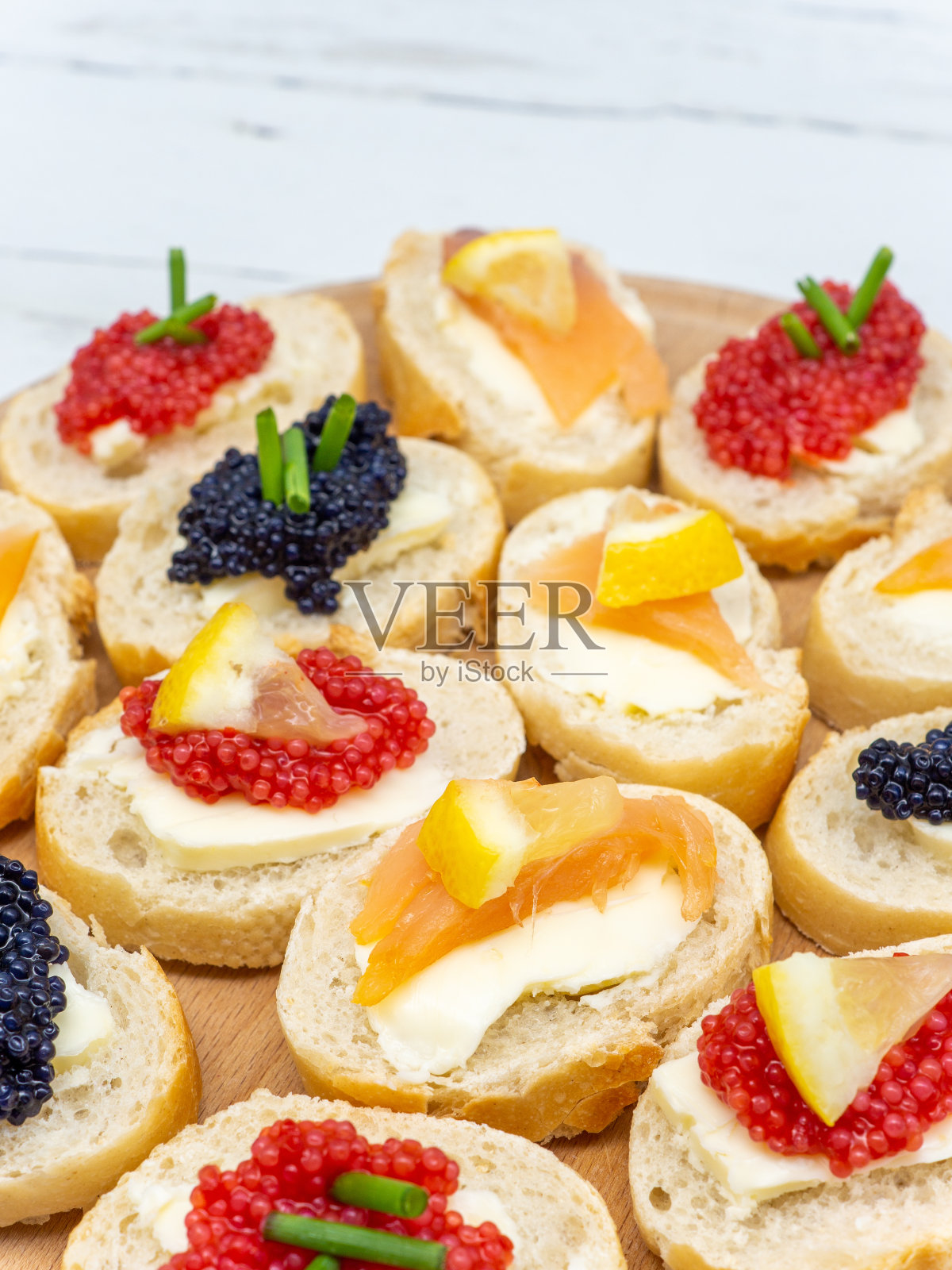 配上什锦鱼子开胃菜照片摄影图片