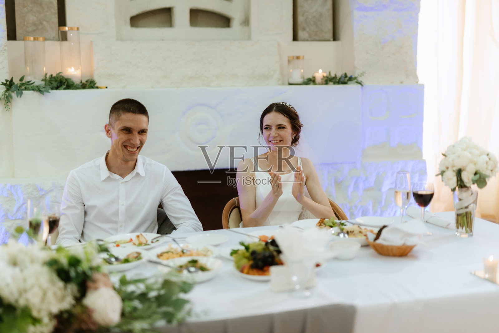 这对新婚夫妇在主席团的肖像照片摄影图片