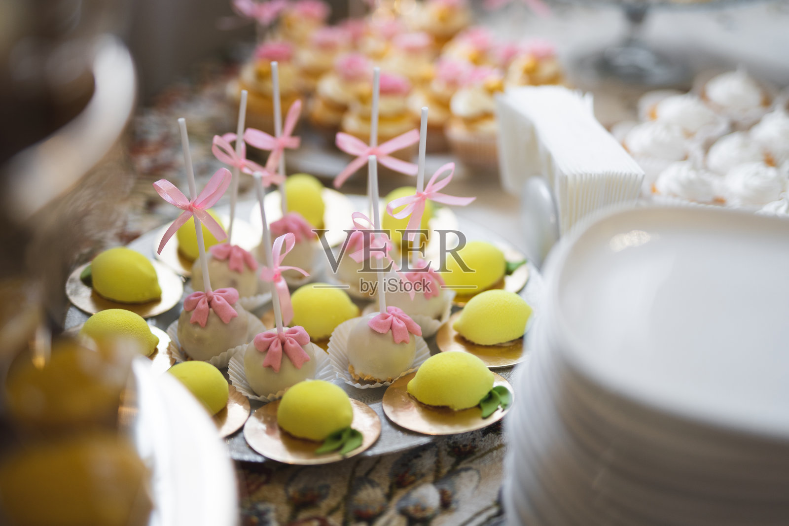 美味的蛋糕和甜点在节日糖果吧照片摄影图片