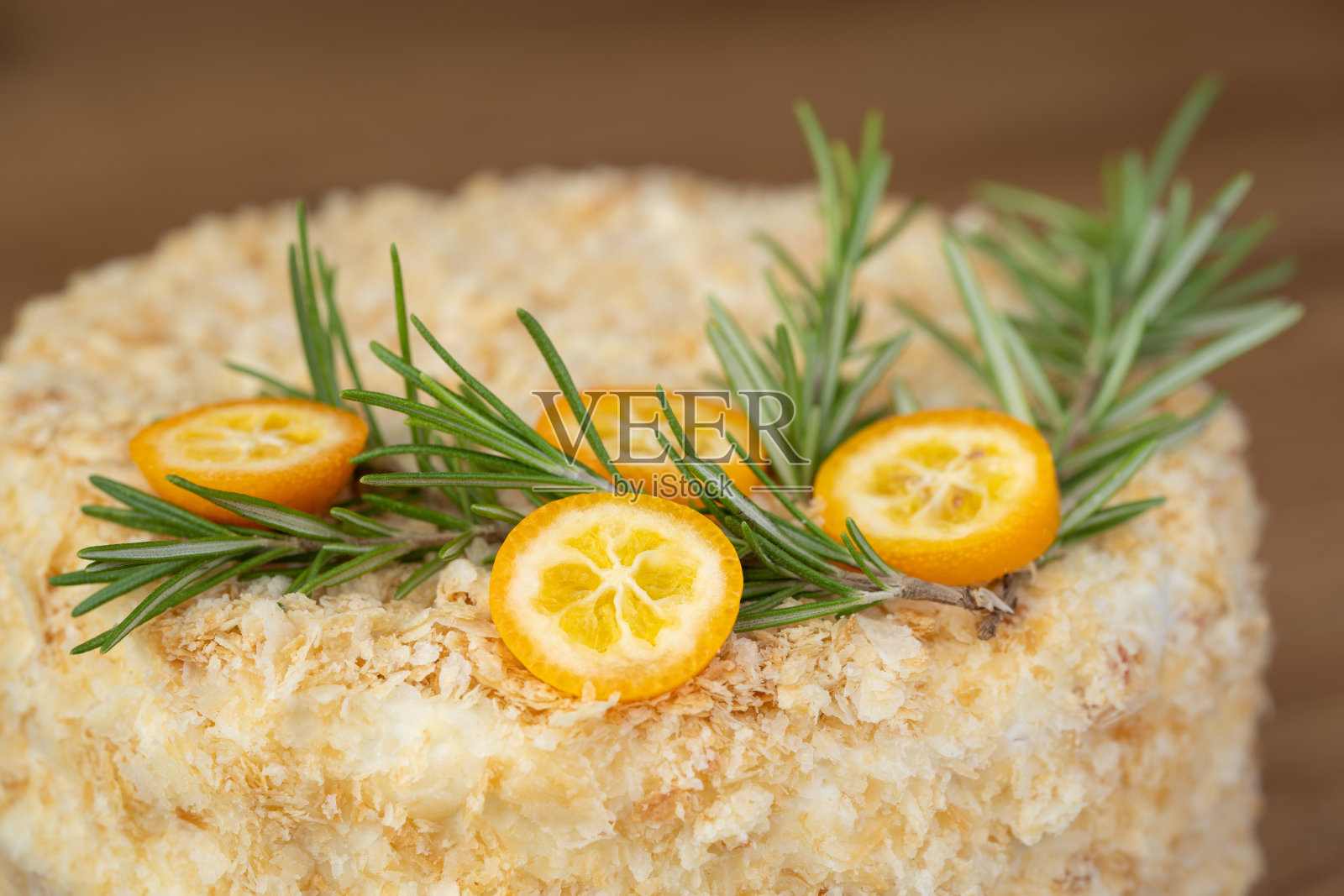 用柠檬装饰的新鲜香甜的水果蛋糕照片摄影图片