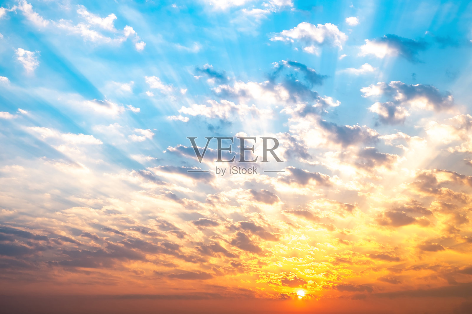 天空,日出,日落,豪华柔和渐变的橙色金色云彩和金色阳光之间的一组蓝天白云天空完美的背景,拍摄在傍晚,暮光,高清晰度的风景照片照片摄影图片