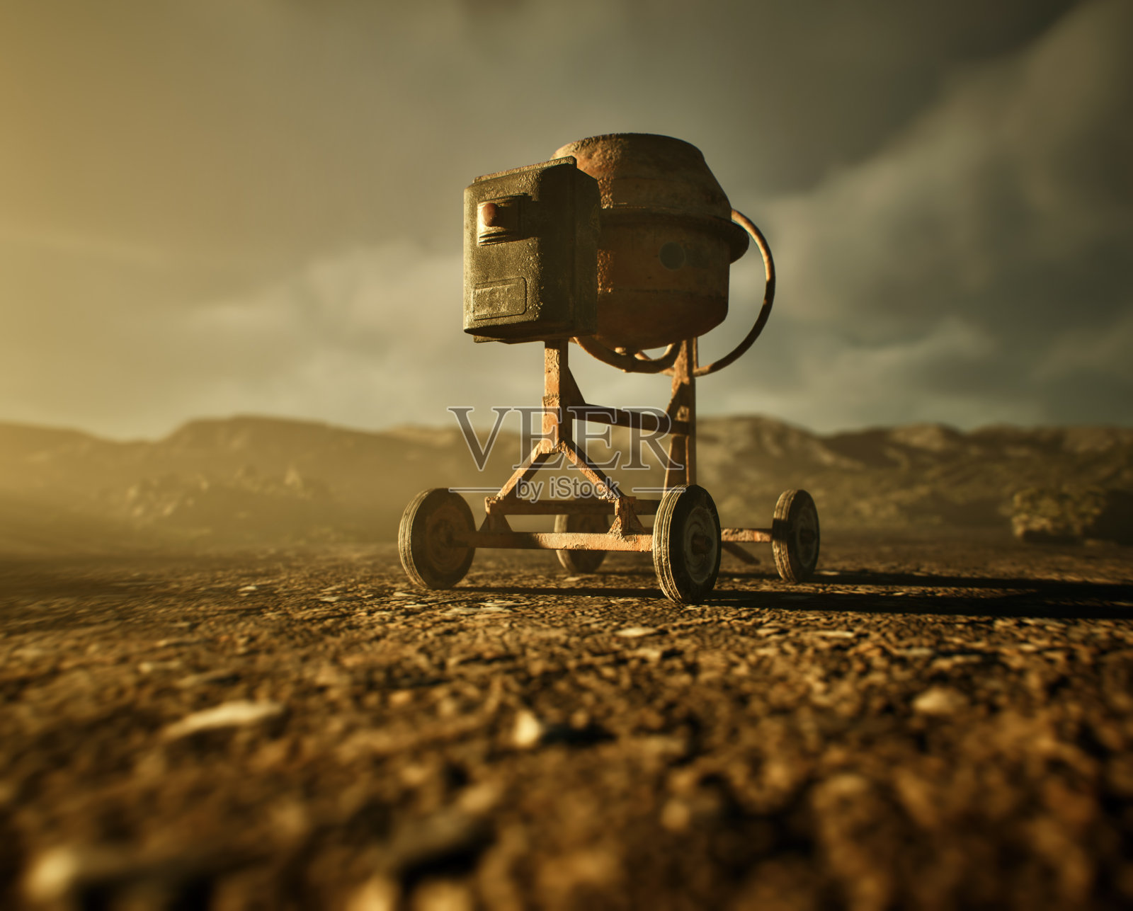 在阳光明媚的黄金时段,一个废弃的建筑工地上的混凝土搅拌机。照片摄影图片