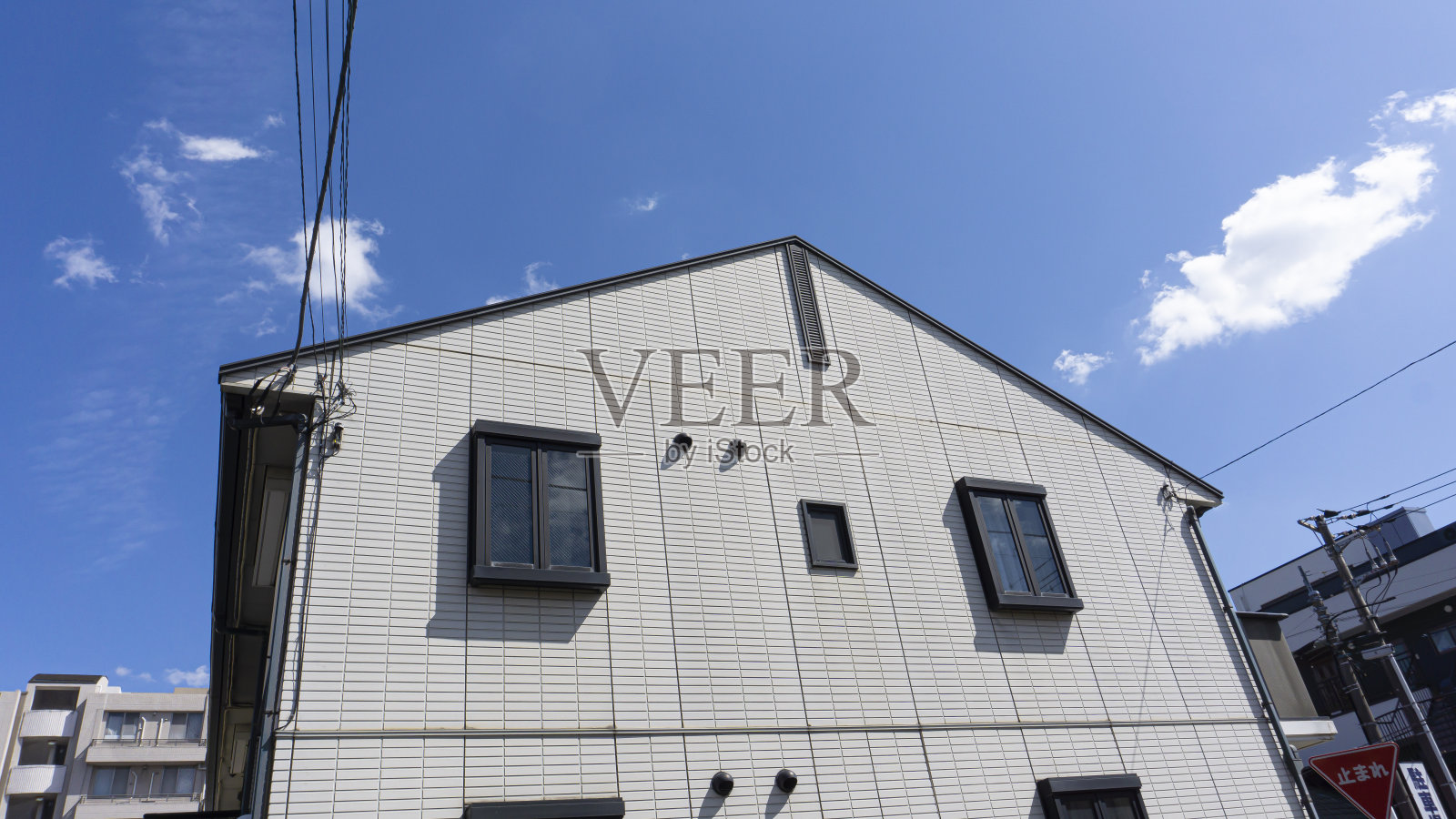 蓝天和公寓的景观照片摄影图片