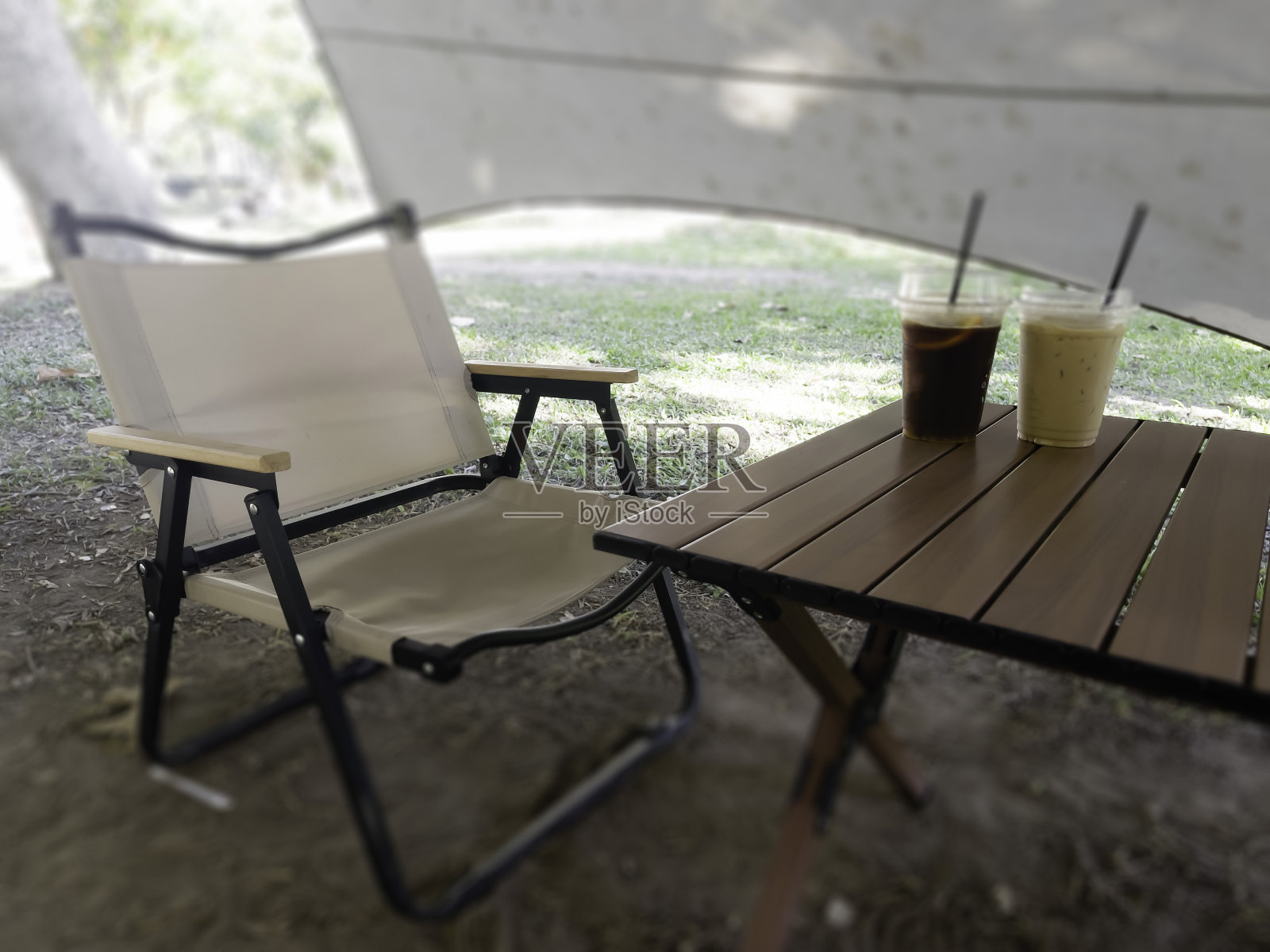 在花园里露营时喝冰咖啡照片摄影图片