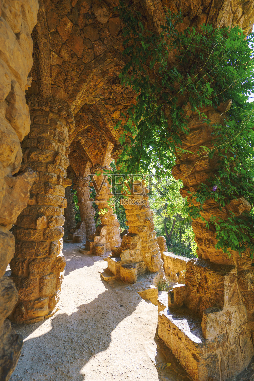 西班牙巴塞罗那Guell公园的中间高架桥照片摄影图片