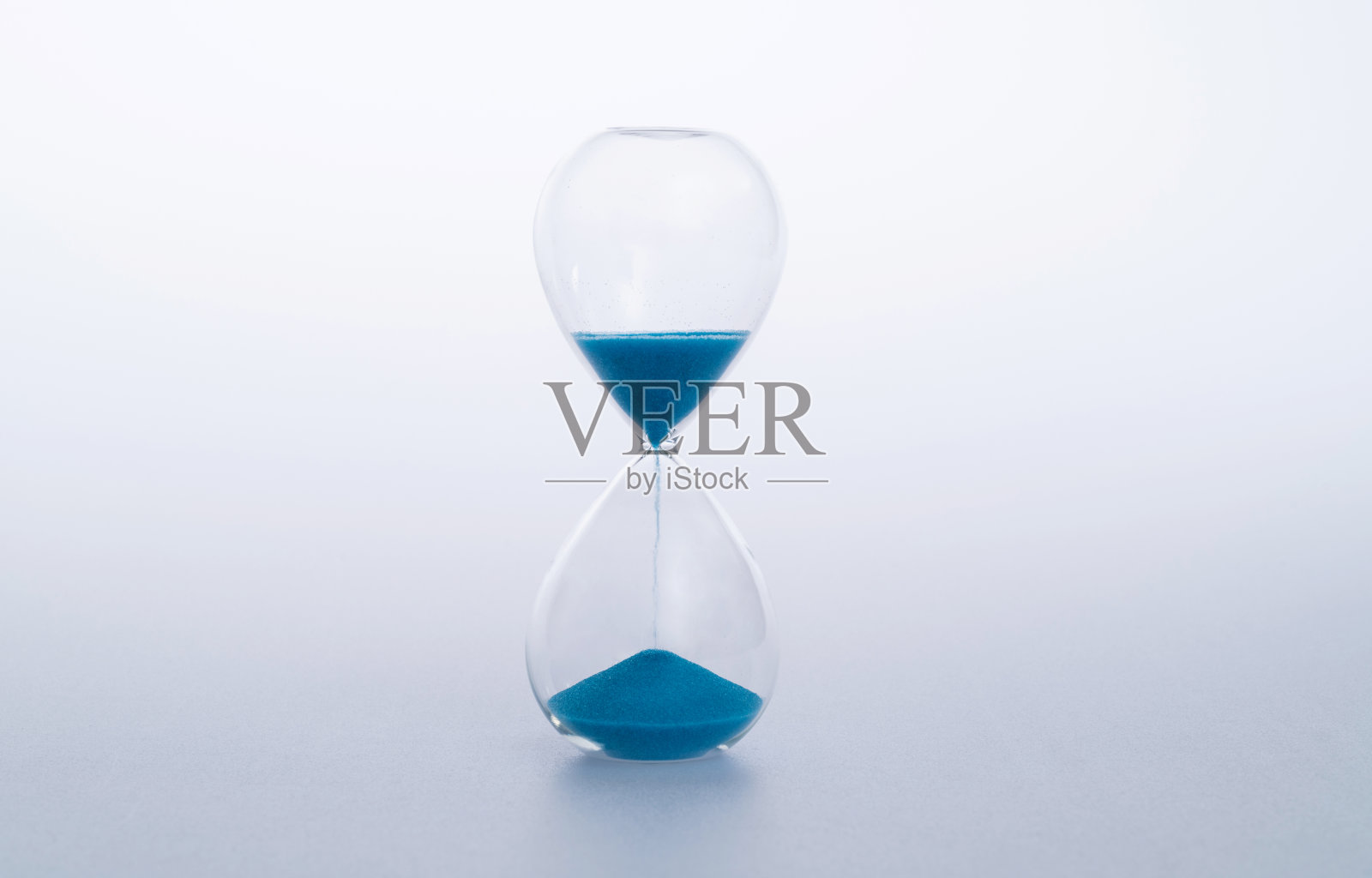 白色背景上的沙漏照片摄影图片