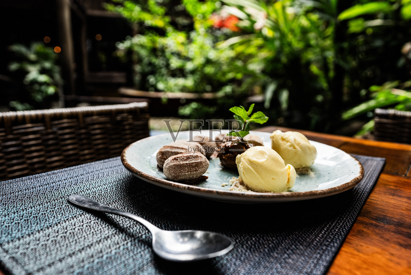 餐厅的甜点盘里有油条和冰淇淋照片摄影图片