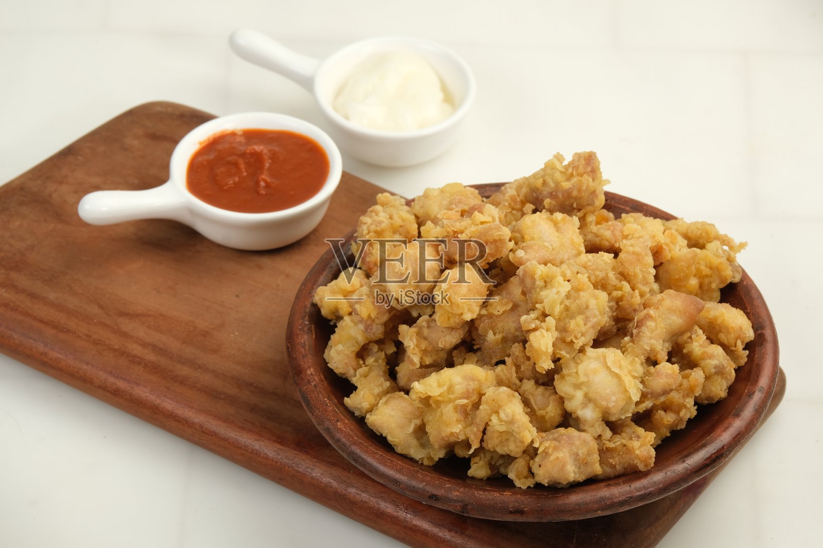 脆皮爆米花鸡配辣酱和蛋黄酱照片摄影图片