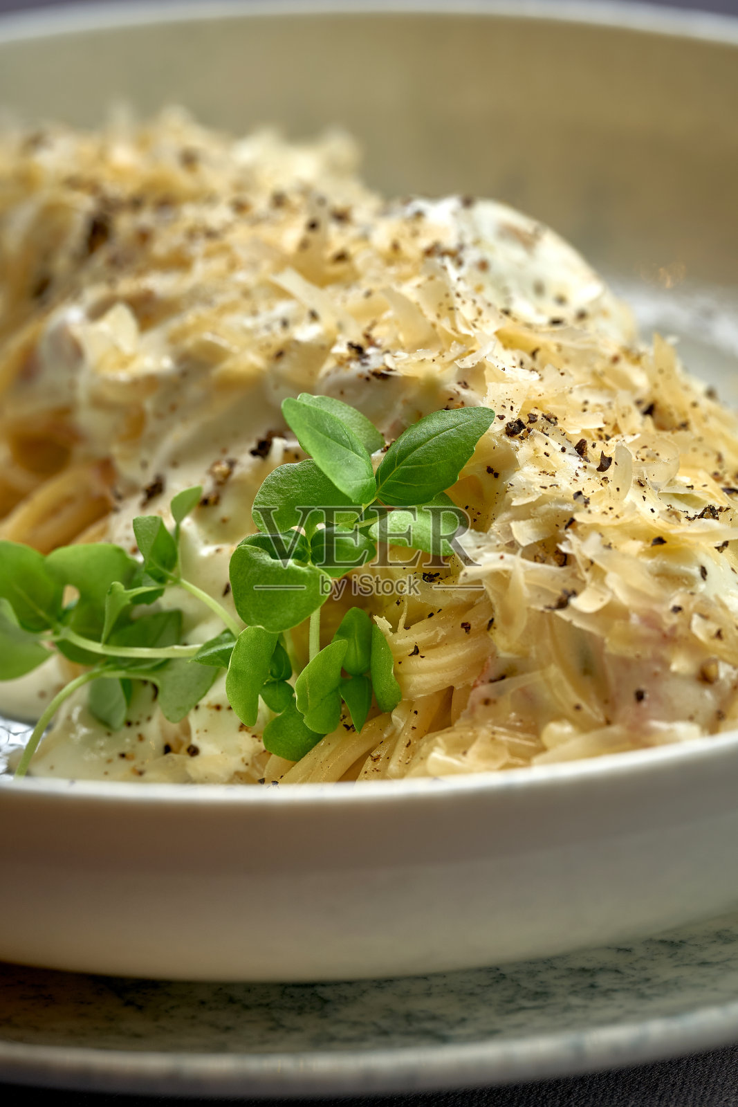 奶油芝士意大利面,盘装照片摄影图片