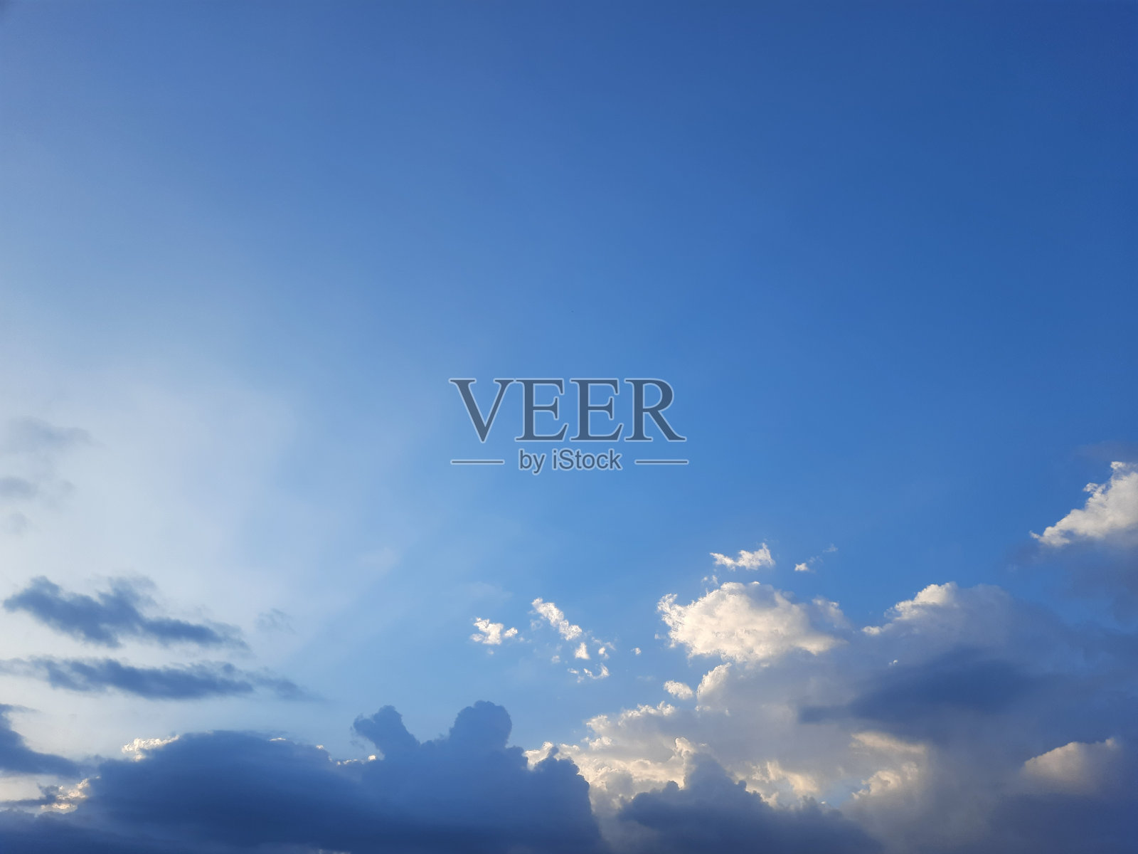 日出时白云间的阳光,壁纸照片摄影图片