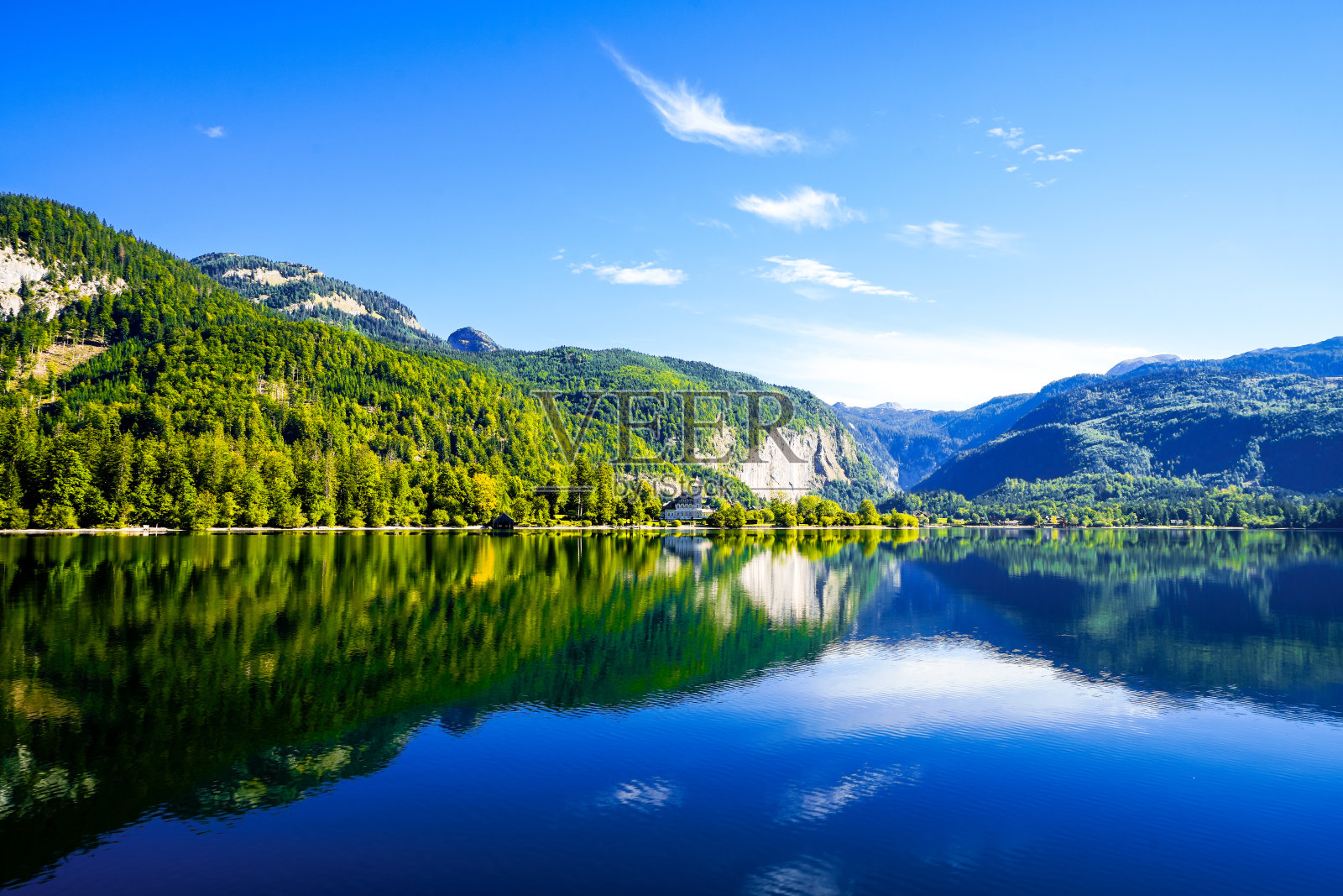 格兰德湖和周围景观的景色。奥地利施蒂里亚湖畔的田园风光。萨尔茨卡默古特的托特斯湖。照片摄影图片