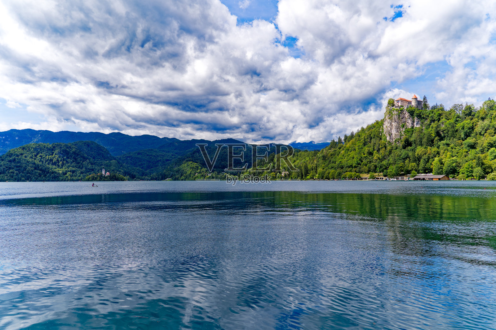 著名的布莱德城堡坐落在斯洛文尼亚布莱德湖的岩石上,背景是朱利安阿尔卑斯山。照片摄影图片