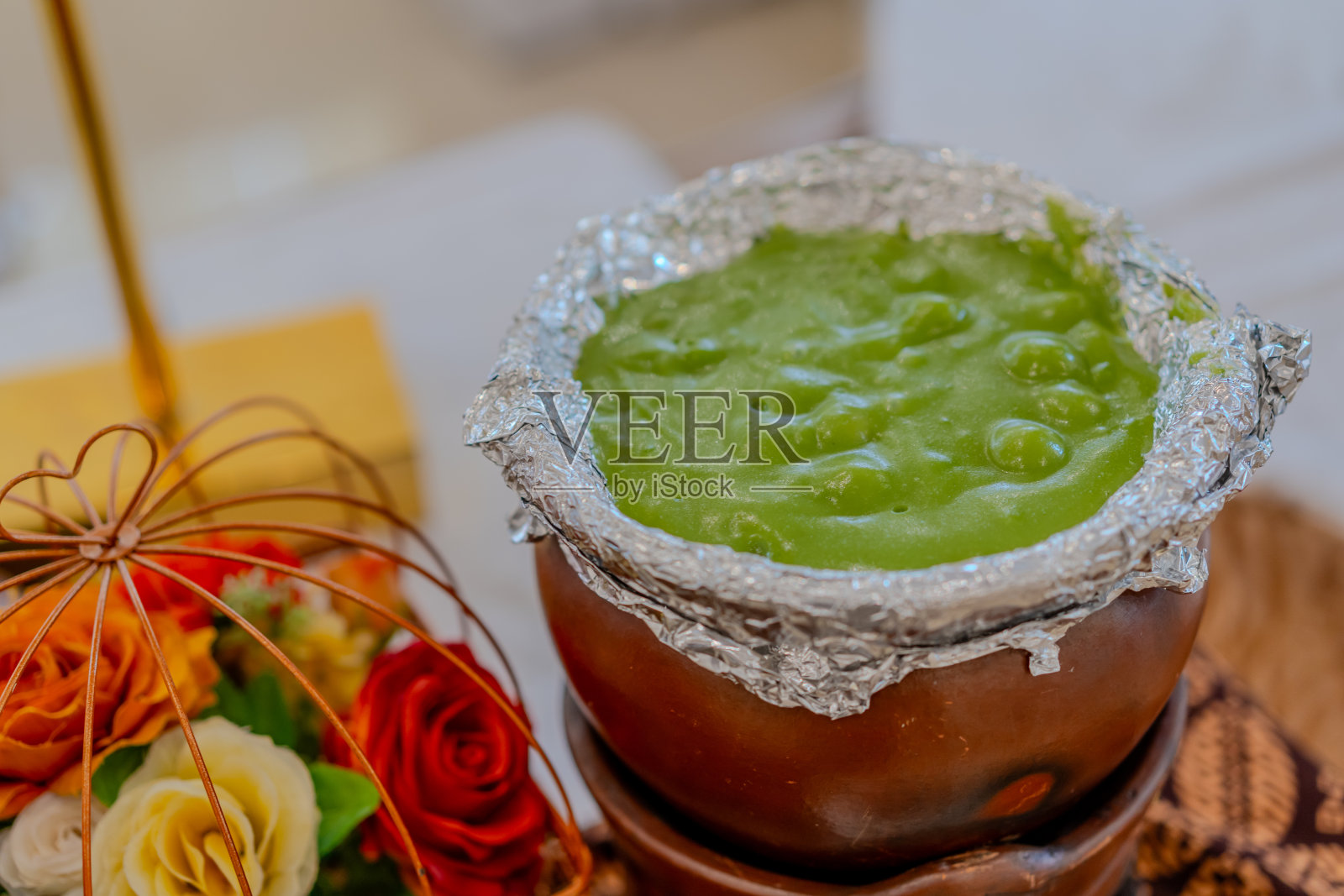 印尼香兰叶骨髓粥,或称为Bubur Sumsum Pandan Hijau照片摄影图片