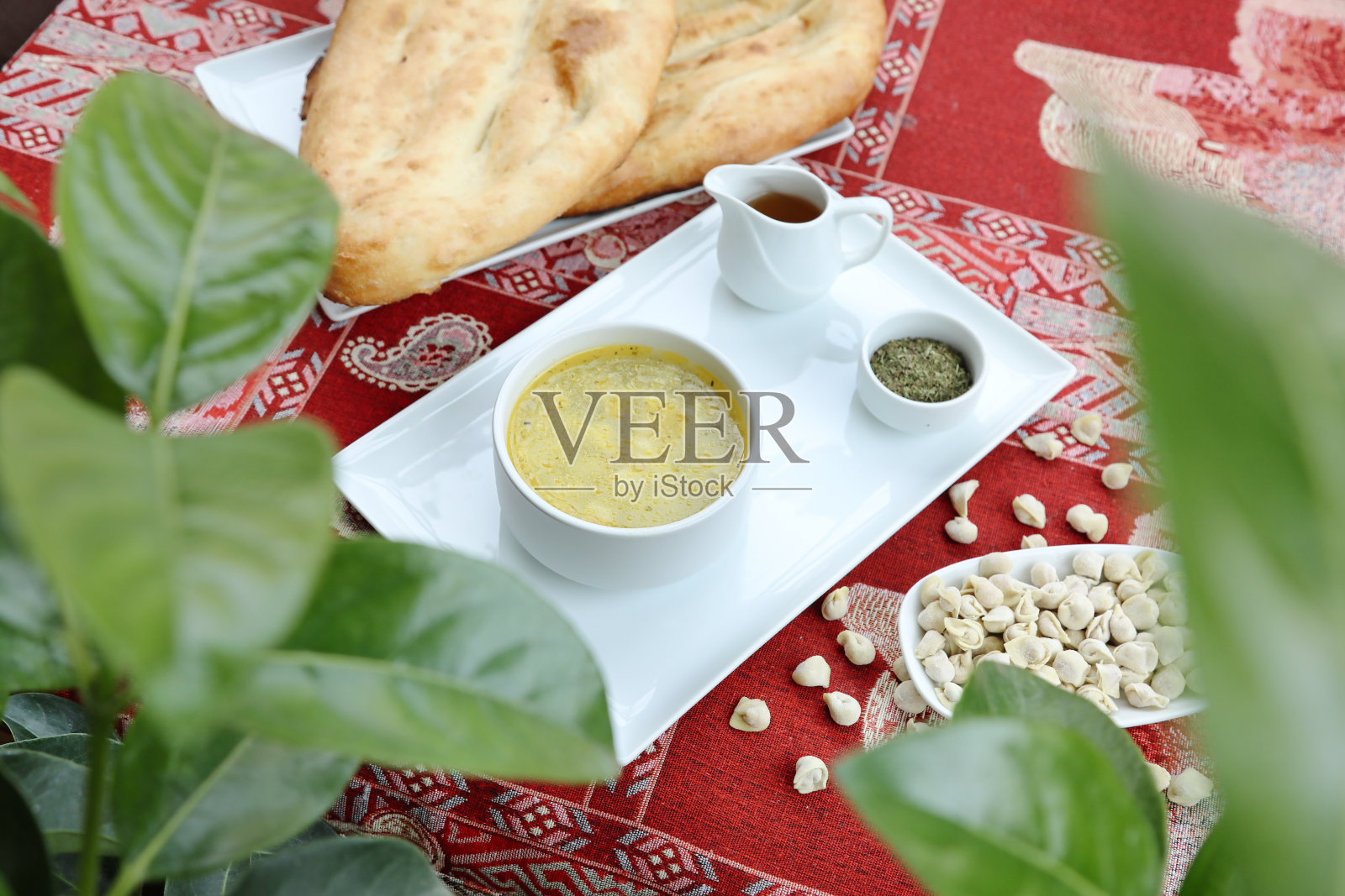 桌子上有一盘食物和一碗汤照片摄影图片