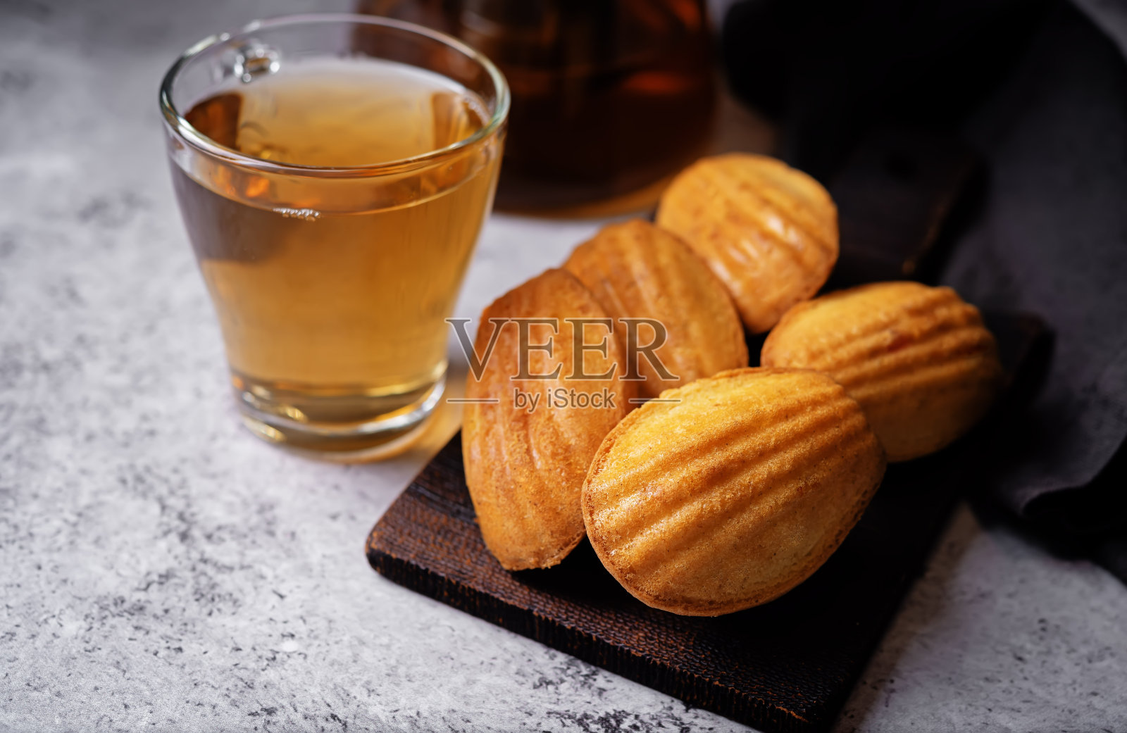 玛德琳蛋糕放在砧板上照片摄影图片