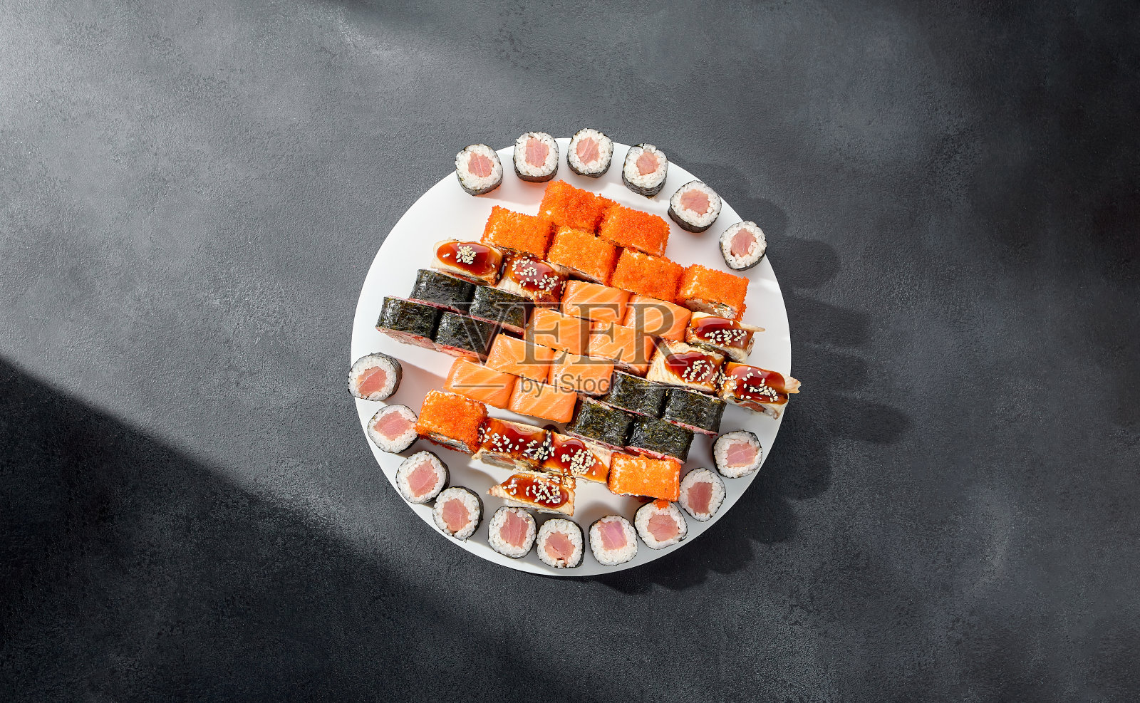 什锦寿司和寿司卷拼盘与金枪鱼,鲑鱼,鳗鱼,完美的日本料理的经验照片摄影图片