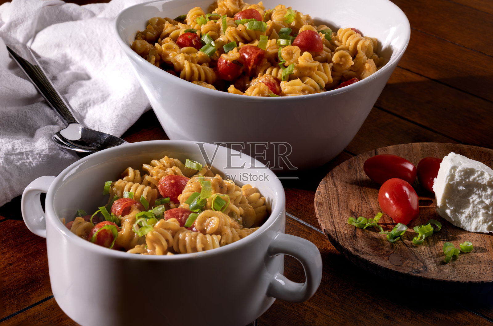 夏日通心粉沙拉配番茄照片摄影图片