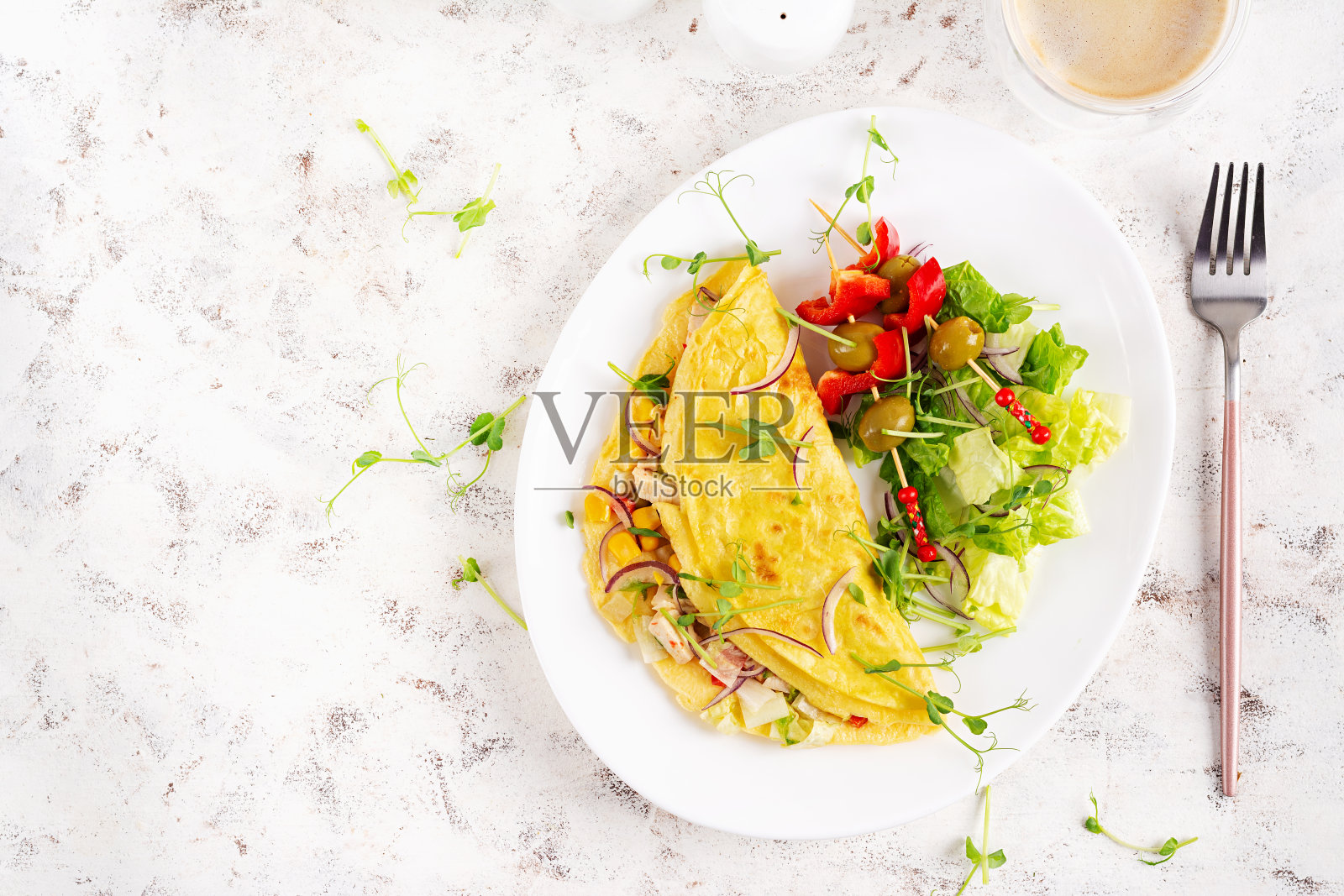 健康的早餐。墨西哥玉米饼配煎蛋卷,鸡柳,玉米和新鲜沙拉。生酮午餐。俯视图照片摄影图片