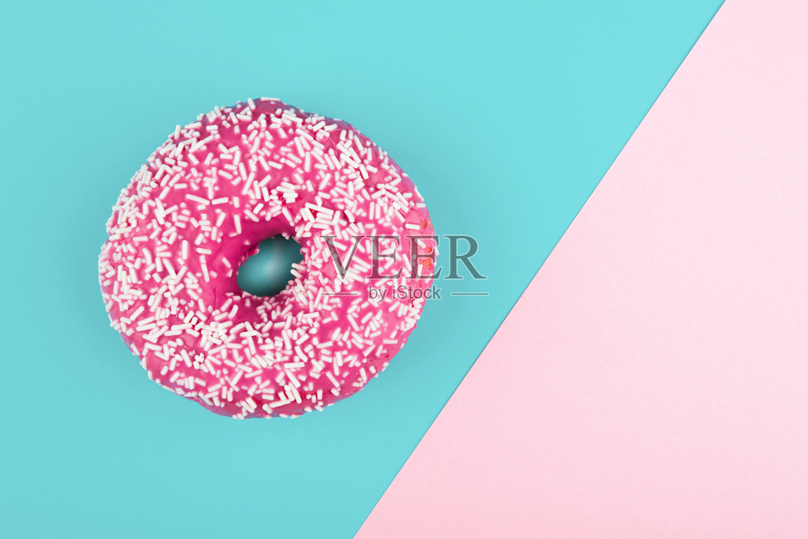 粉色甜甜圈的彩色背景,平铺,顶视图照片摄影图片