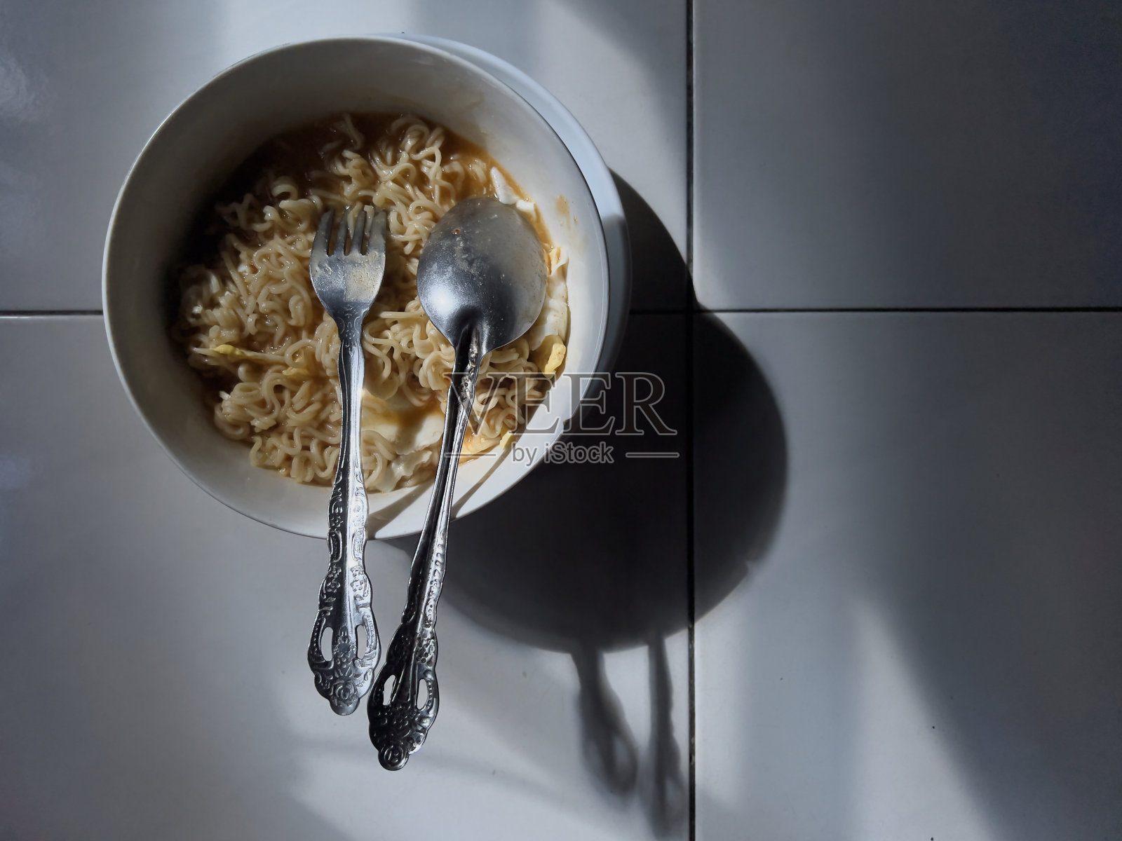 一个装满方便面的白瓷碗。照片摄影图片