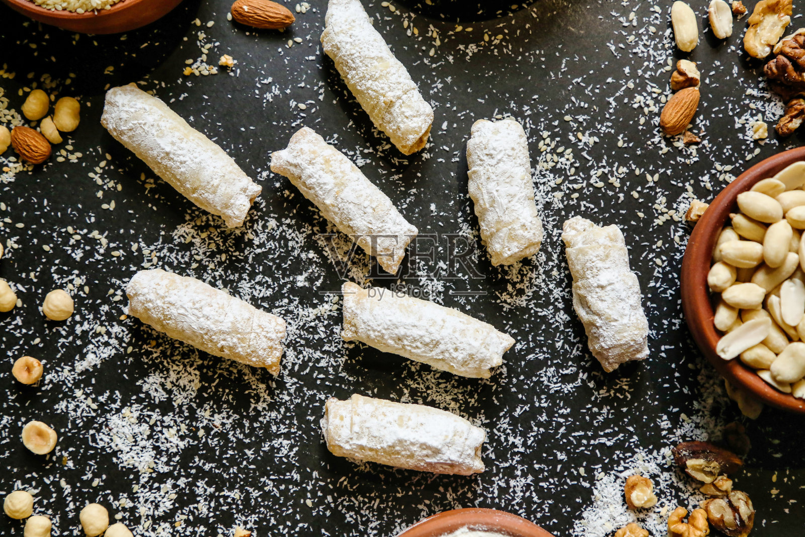 什锦食物放在桌子上照片摄影图片