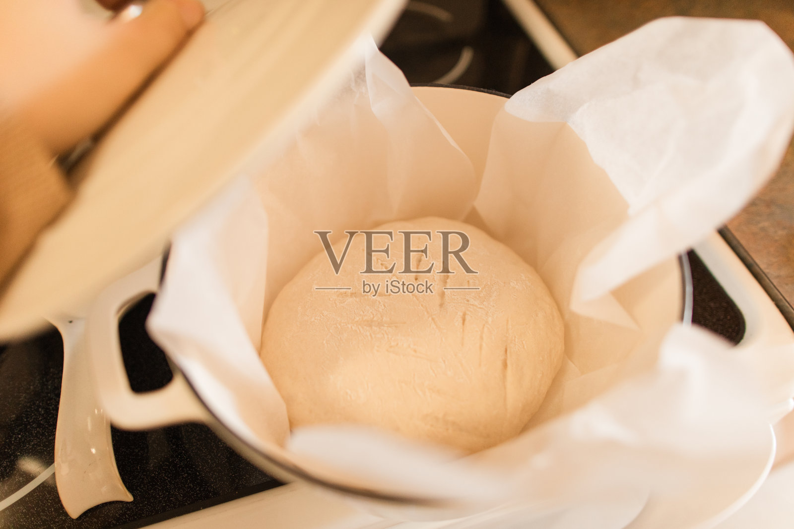 2024年,在家里用铸铁荷兰烤箱烤酸面团面包照片摄影图片