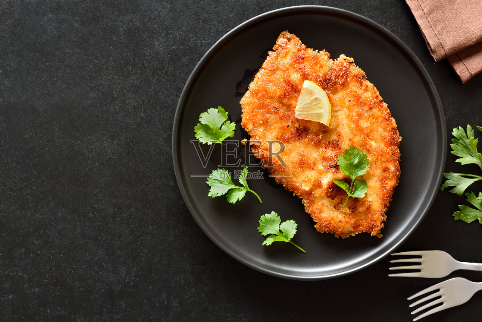 盘子里的鸡肉炸肉排照片摄影图片