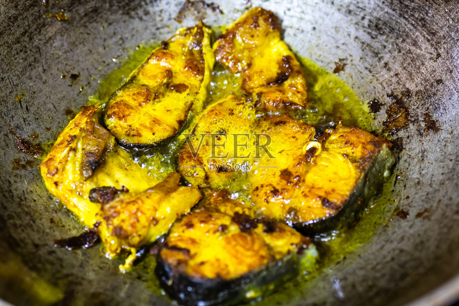 从不同角度在家里用大锅煎鲜鱼照片摄影图片