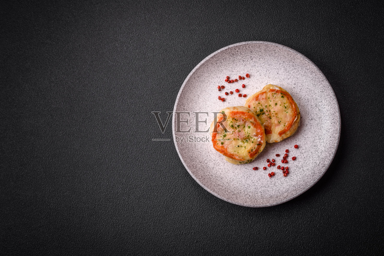 美味的烤鱼片配上奶酪、西红柿、盐、香料和香草照片摄影图片