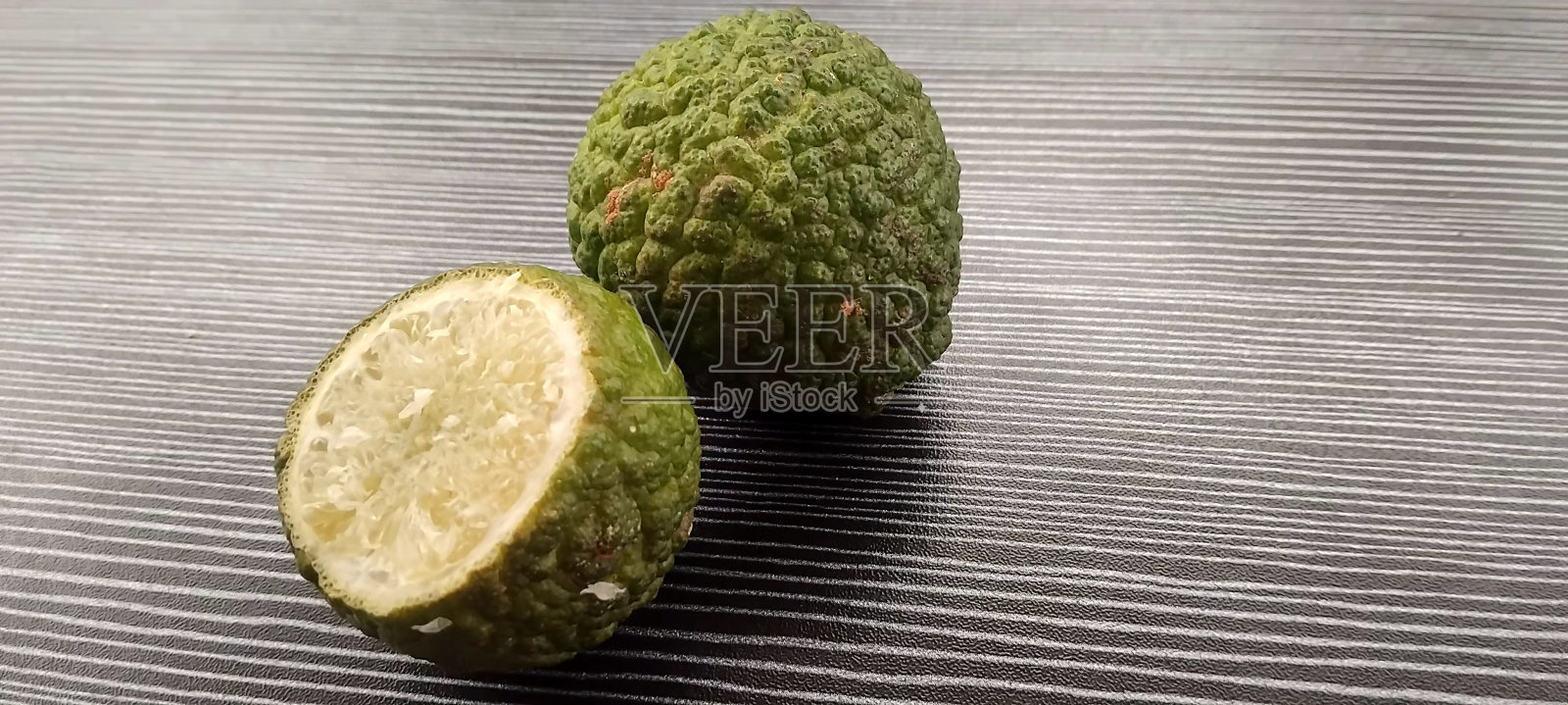 酸橙是一种表皮粗糙的酸橙。照片摄影图片