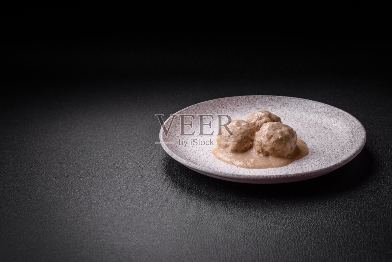 美味的肉丸从鸡肉或火鸡碎与酸奶油酱照片摄影图片