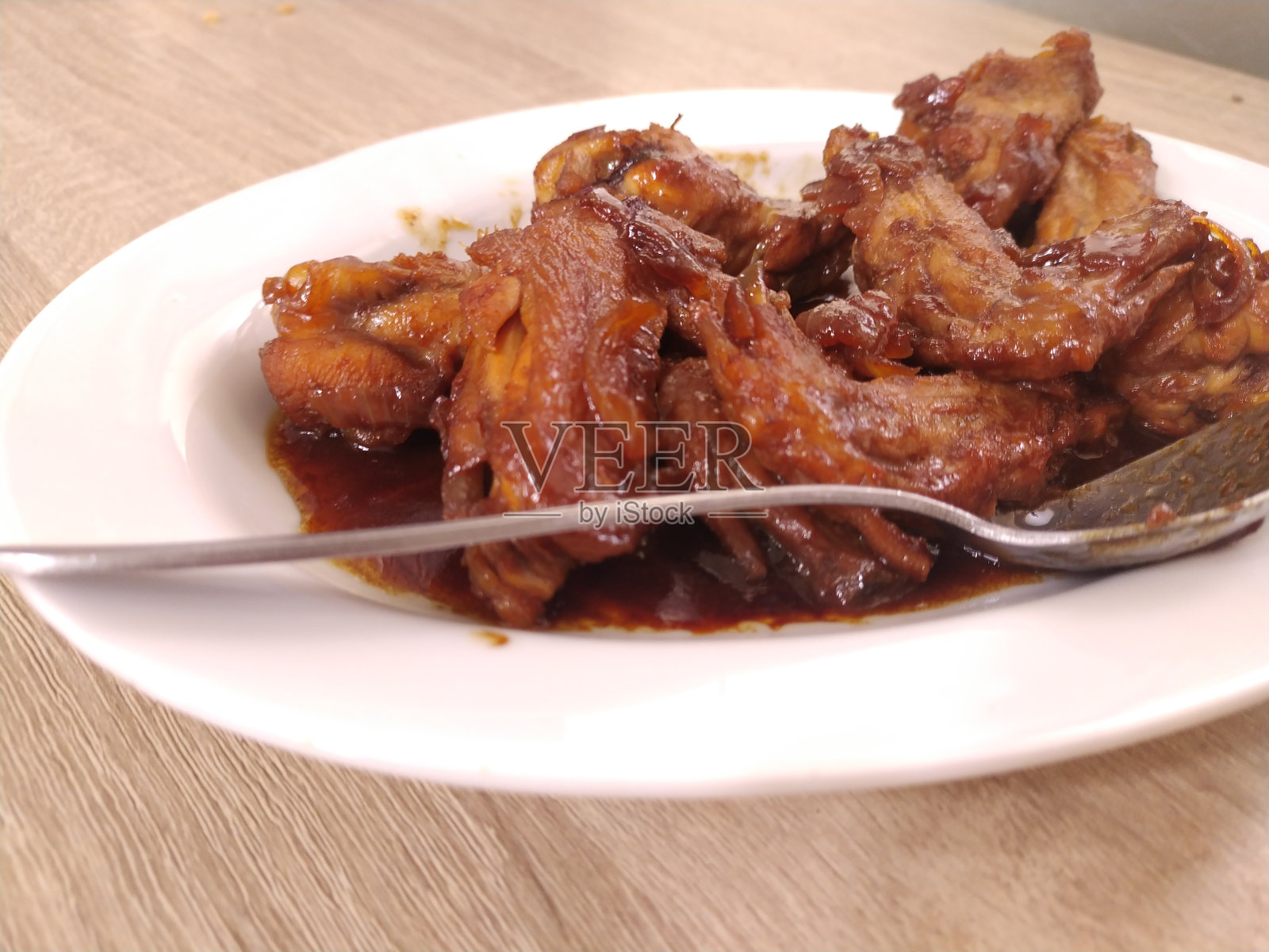甜酱油炸鸡上桌照片摄影图片
