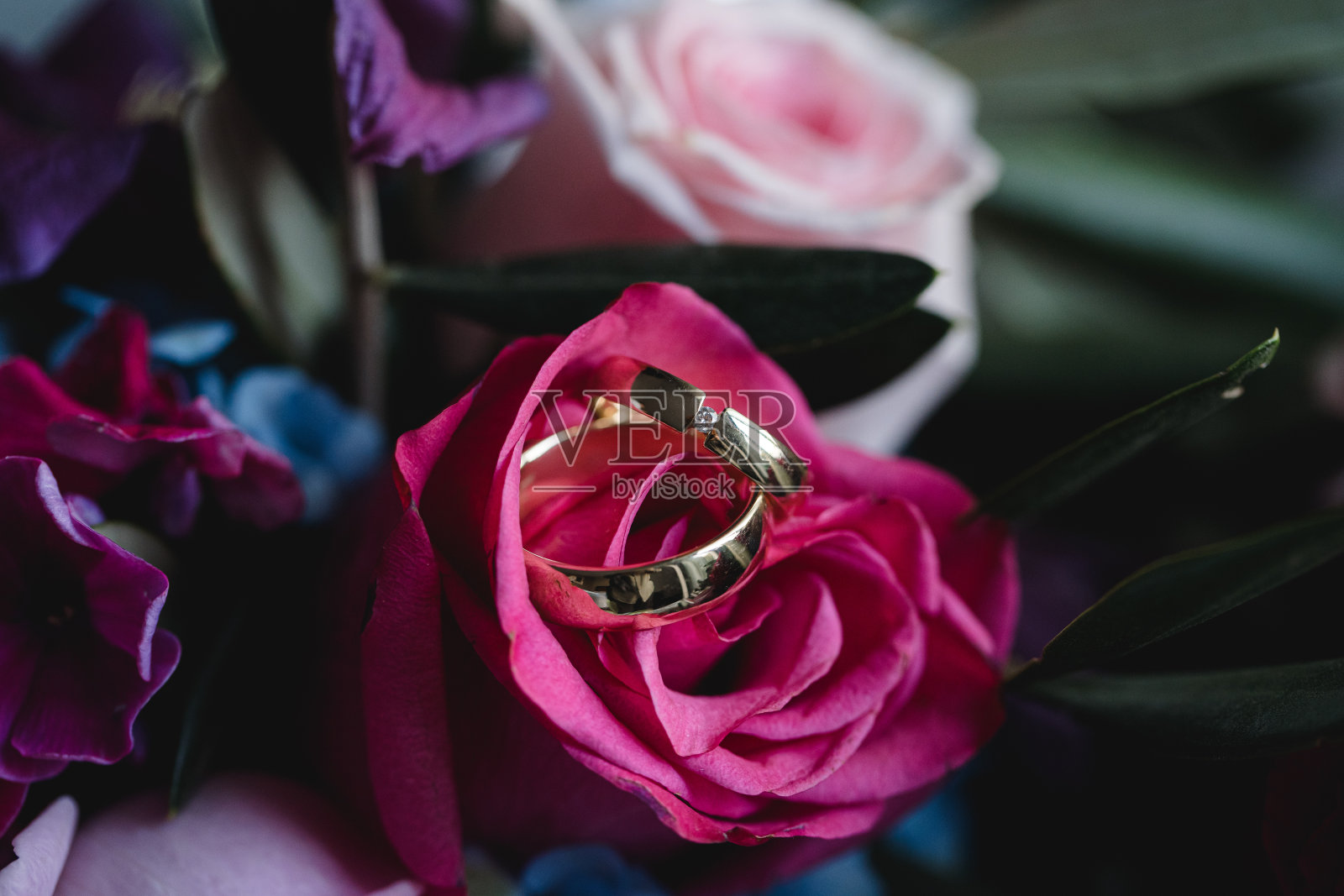 婚礼鲜花新娘花束新郎照片摄影图片