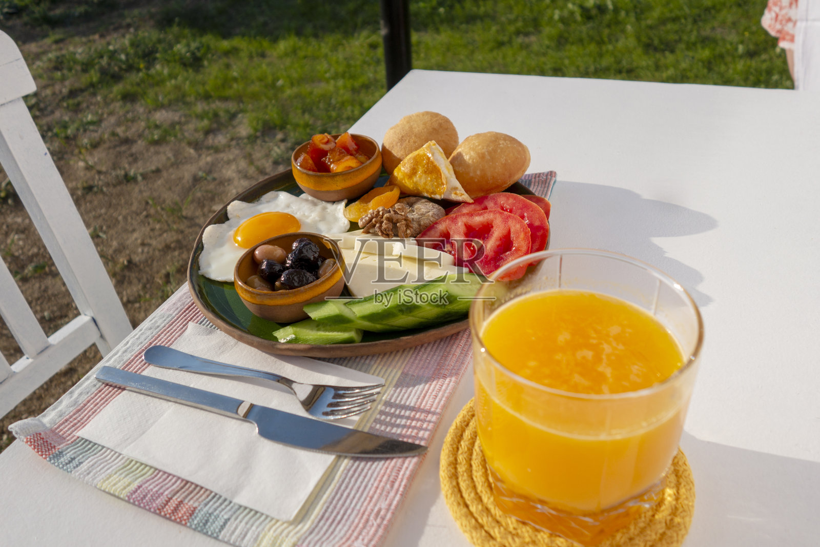 土耳其早餐桌。在外面。没有人。照片摄影图片