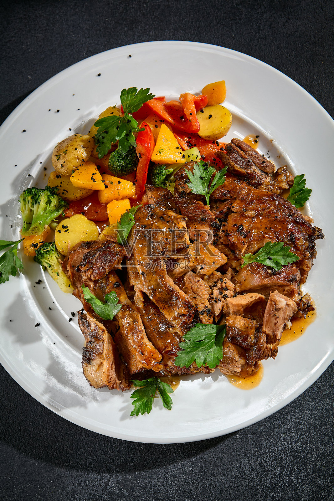 白色盘子上的牛腩和烤蔬菜的俯视图照片摄影图片