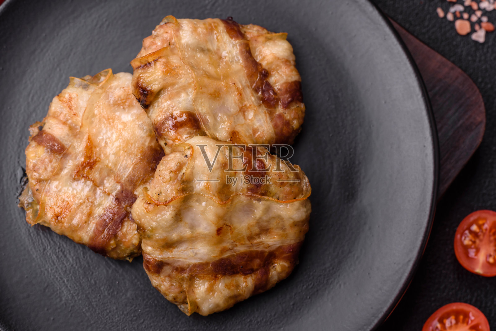 用盐、香料和香草包着的圆形鸡肉或猪肉片照片摄影图片