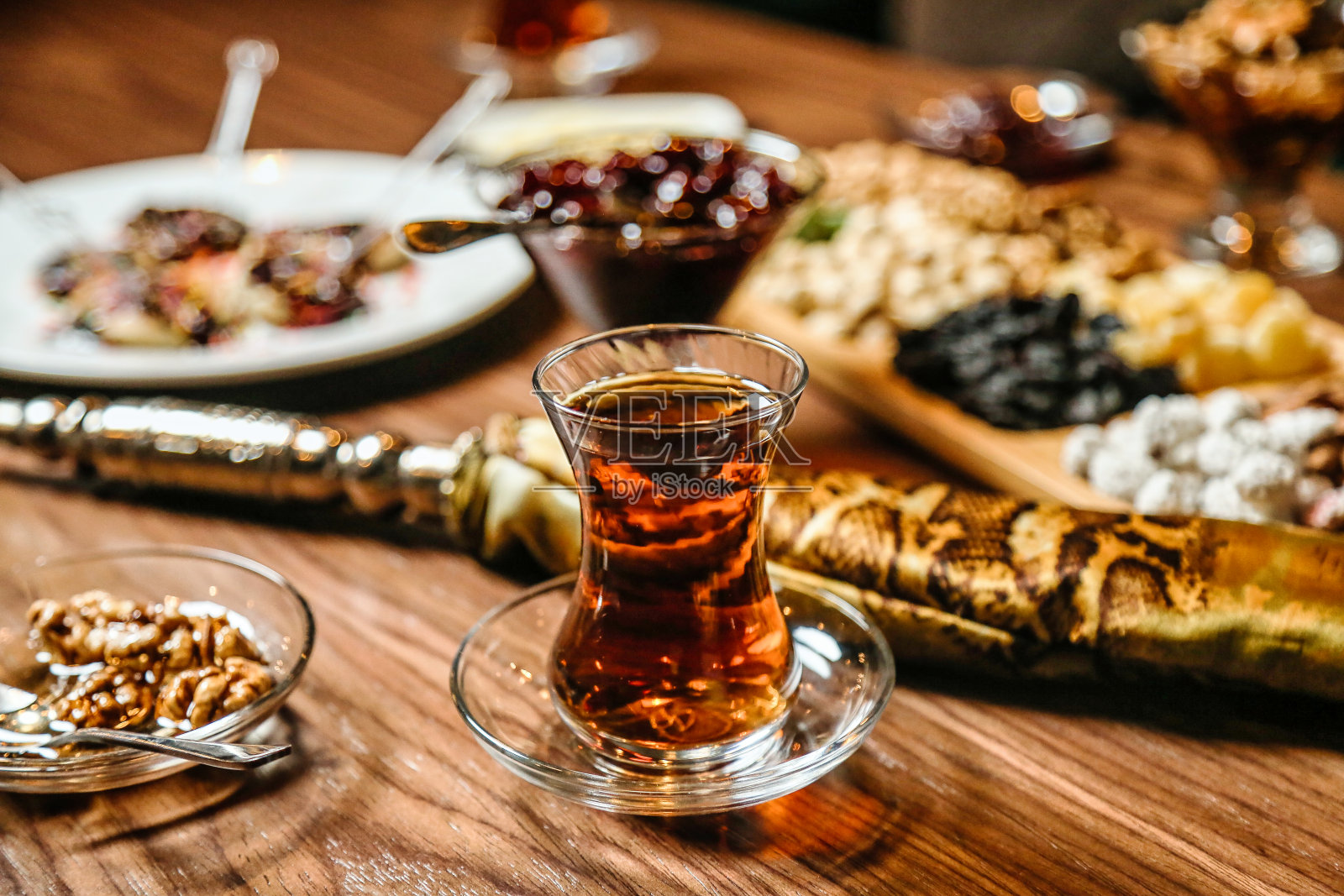 茶碟上的一杯茶,放在木桌上照片摄影图片