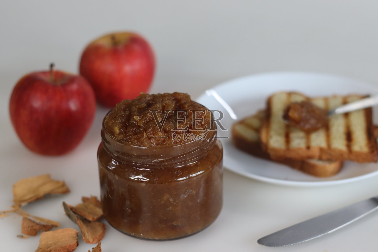 美味的自制苹果酱在玻璃罐中照片摄影图片