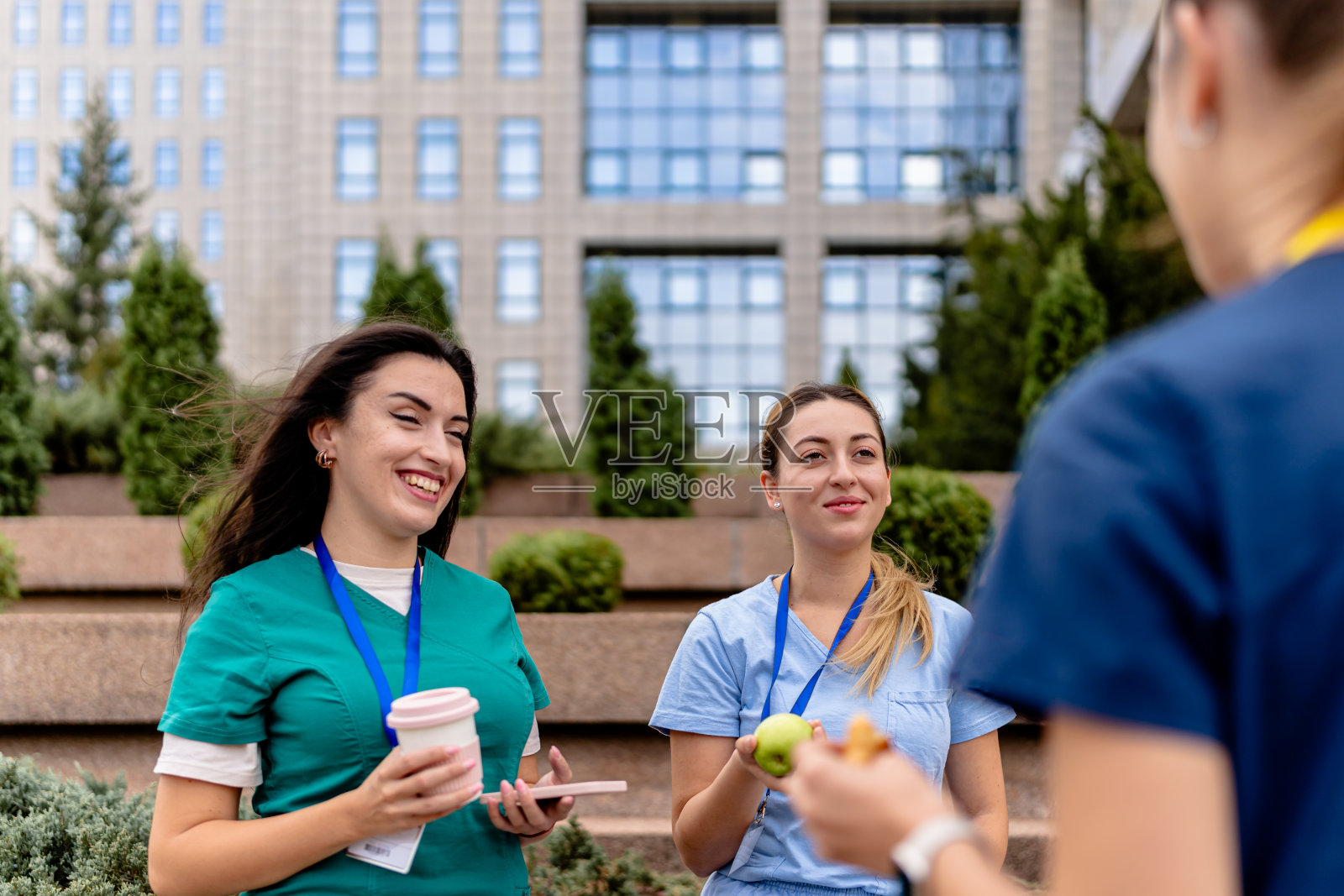 护士参与户外谈话照片摄影图片
