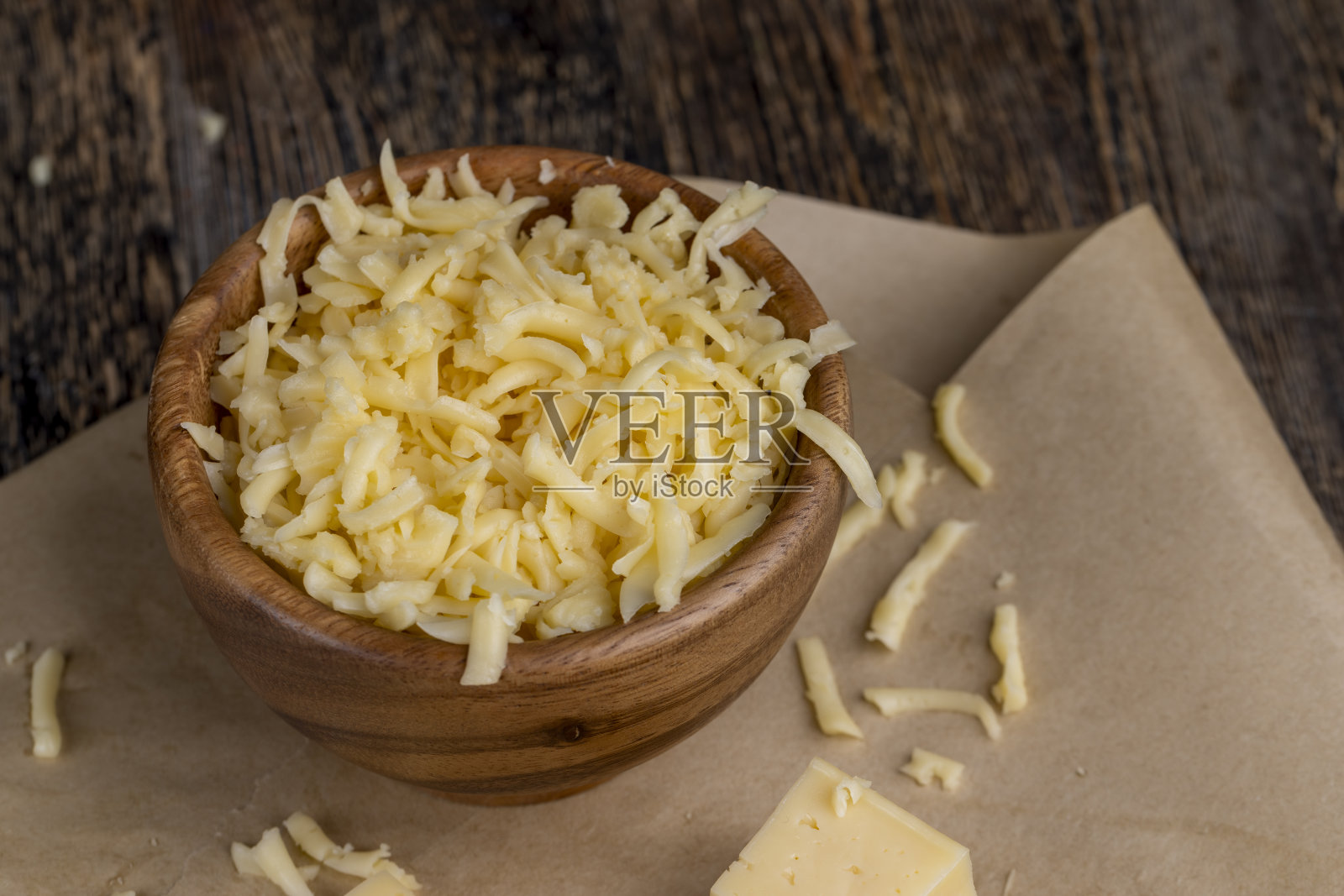 磨碎的带洞的黄色半硬奶酪照片摄影图片