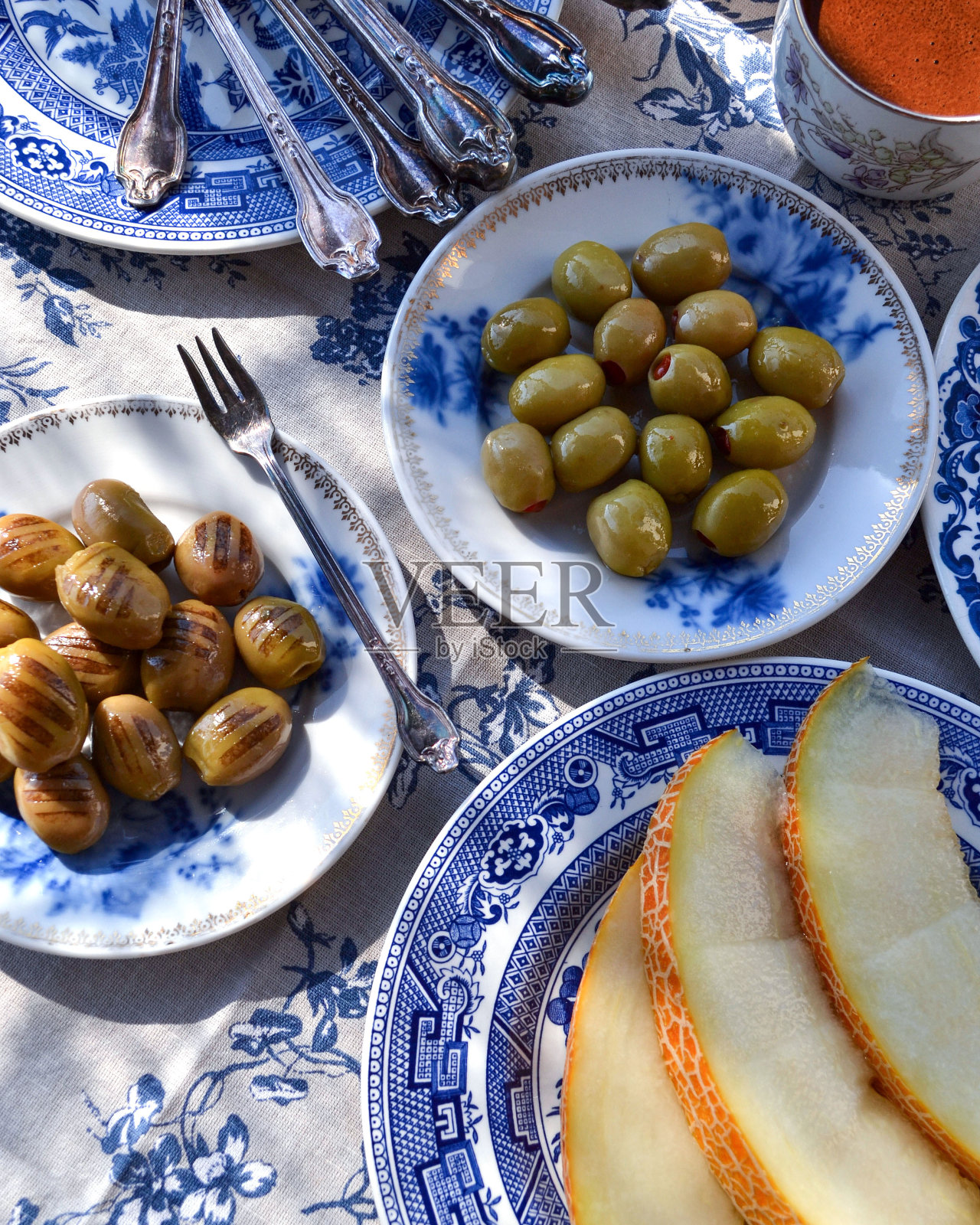 腌青橄榄和烤橄榄照片摄影图片