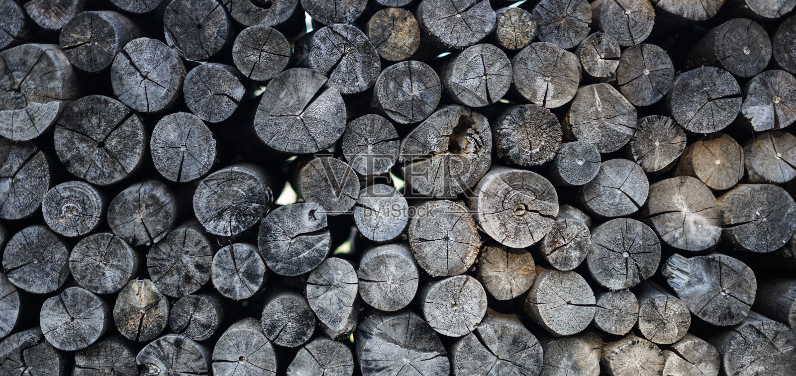 一堆旧柴火或木桩背景照片摄影图片