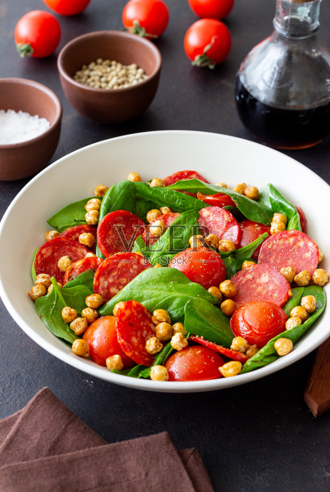 菠菜,香肠,西红柿和鹰嘴豆沙拉。健康饮食。饮食。照片摄影图片