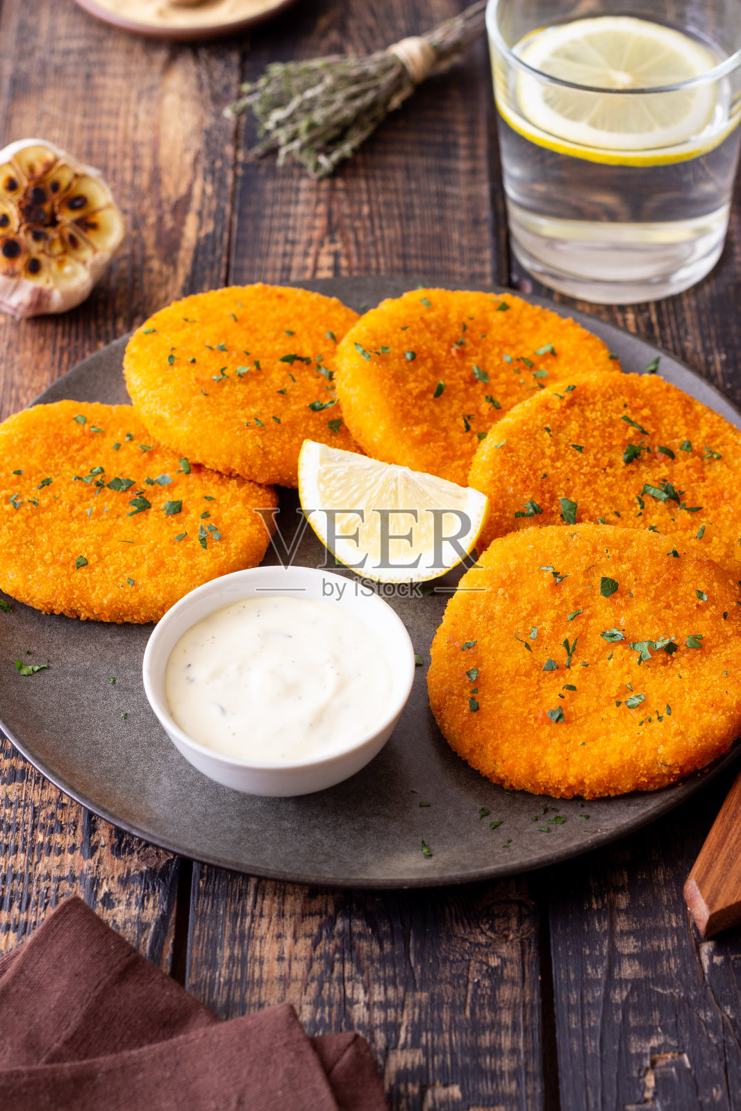 白汁柠檬鱼饼。海鲜。健康饮食。照片摄影图片