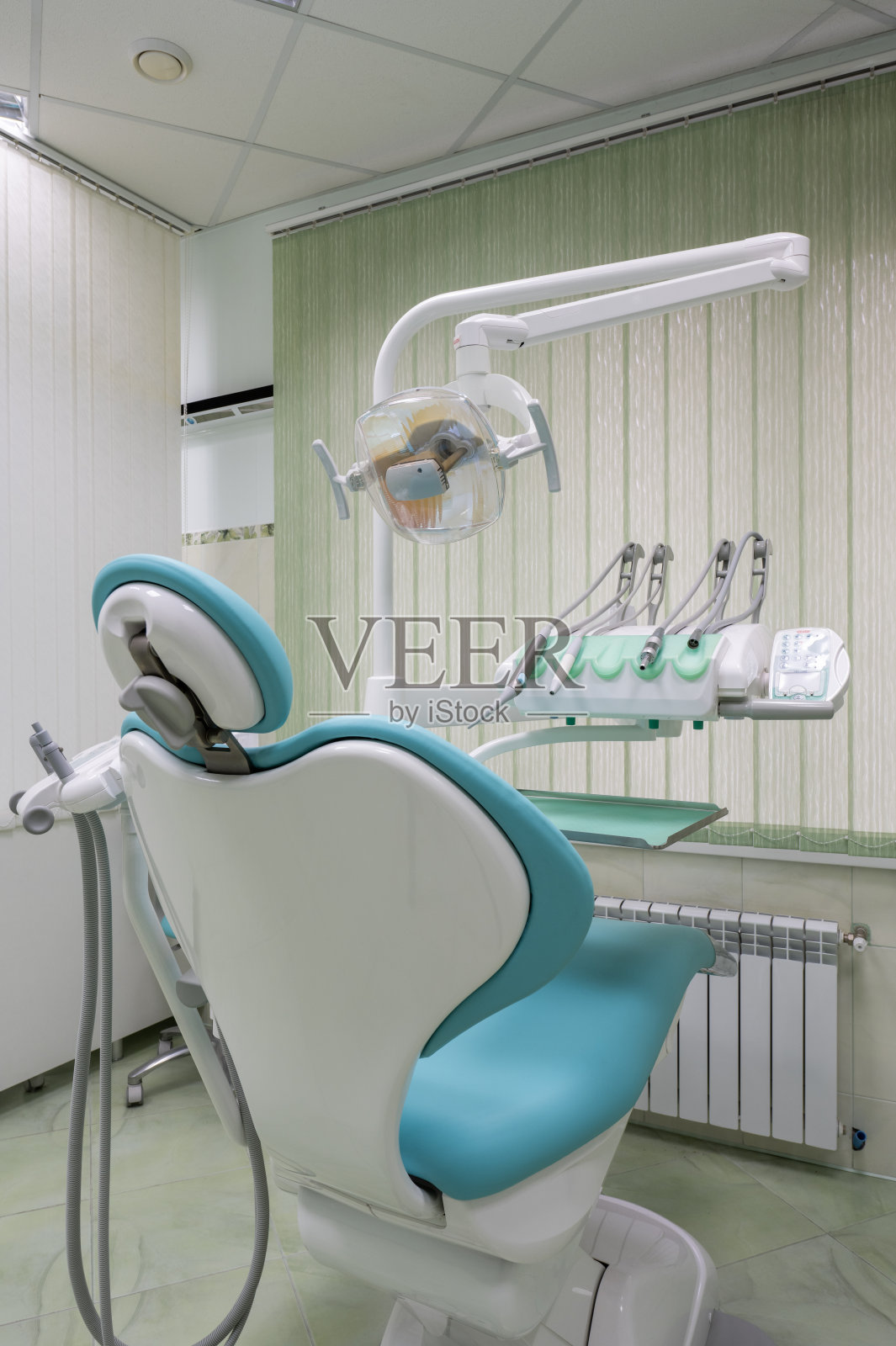 牙科诊所内蓝白相间的金属牙科椅照片摄影图片