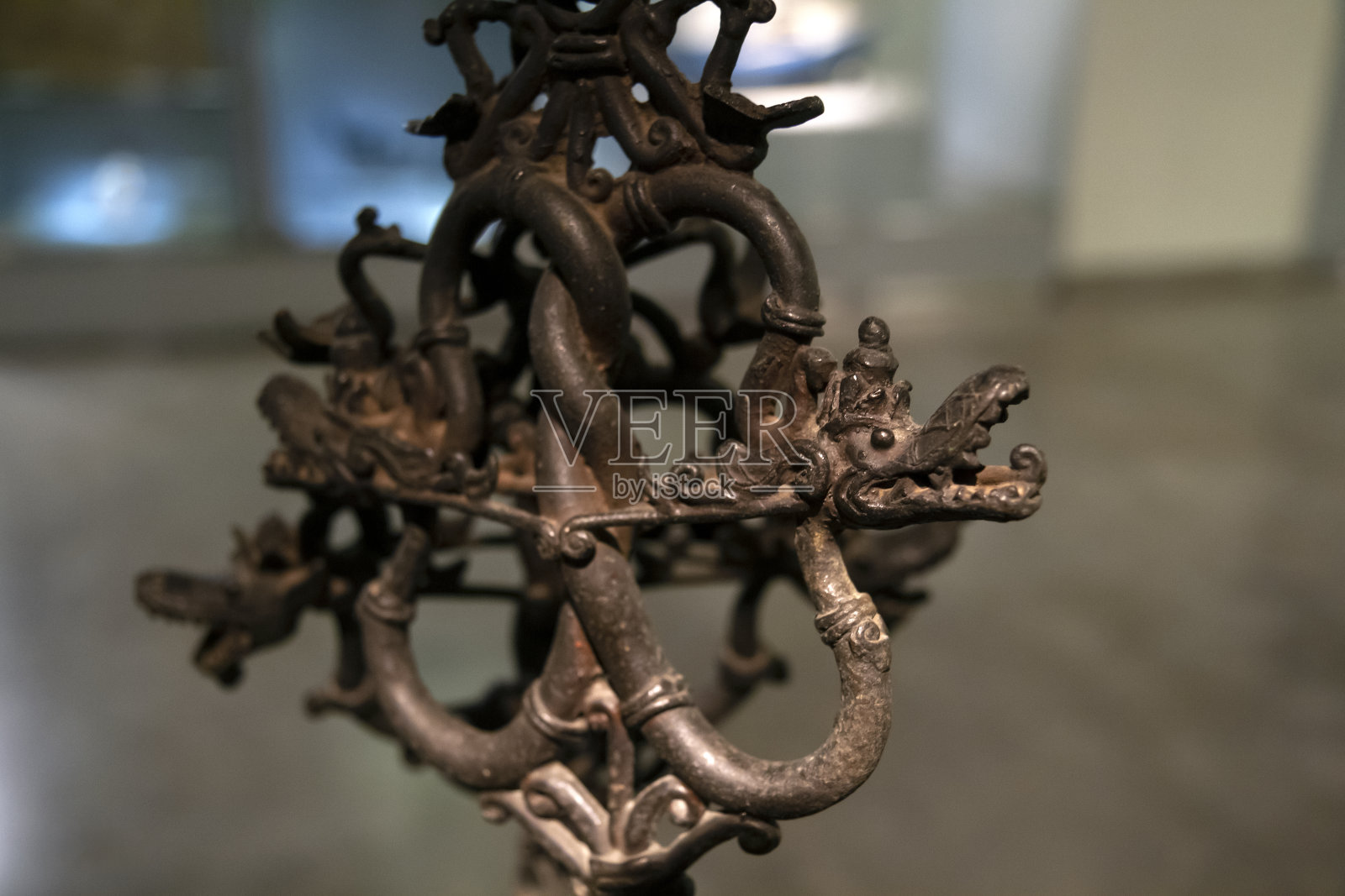 印尼锻造金属旧饰品照片摄影图片