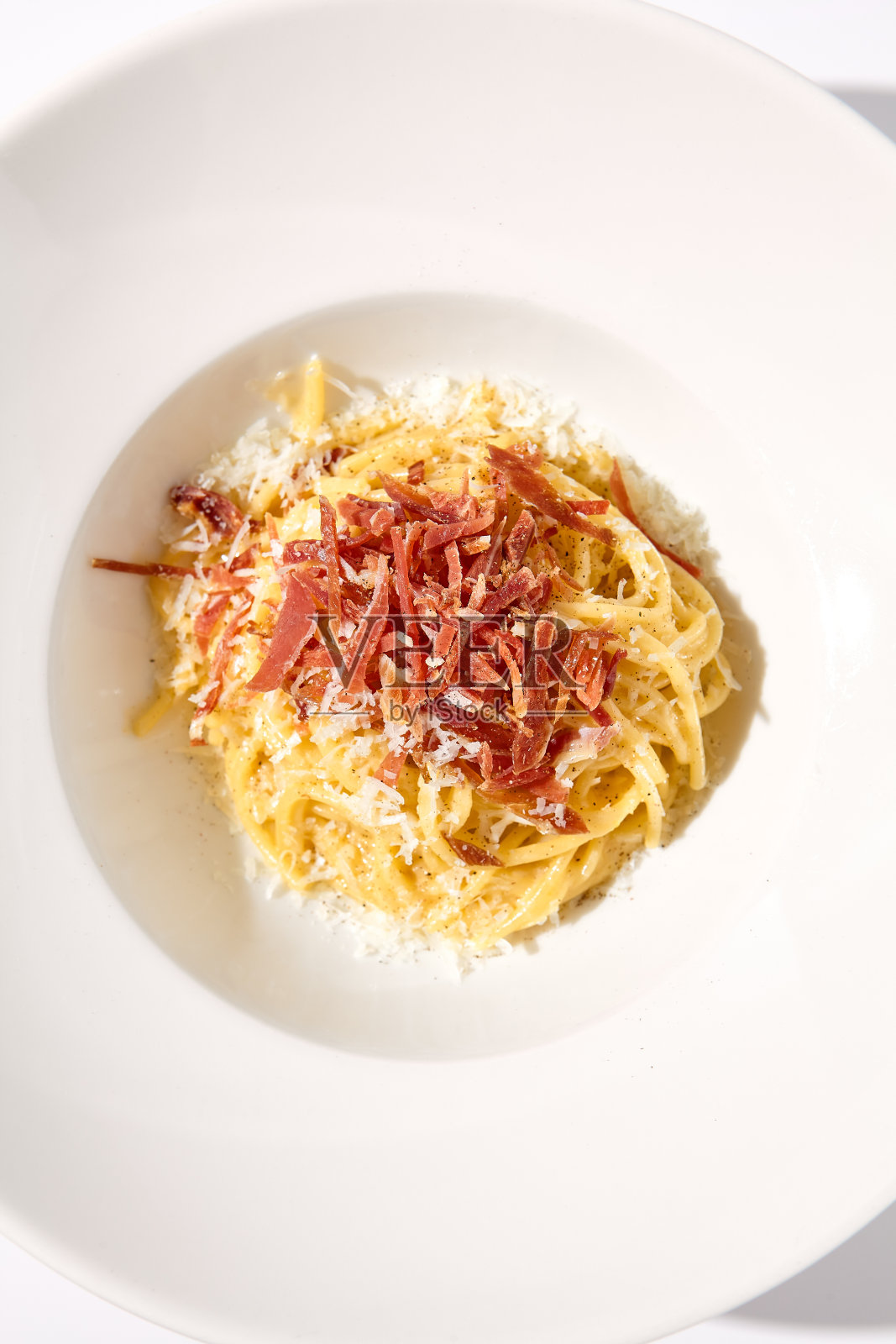 经典意大利烤肉意面与培根,奶酪和蛋黄,完美的高端烹饪杂志的俯视图照片摄影图片