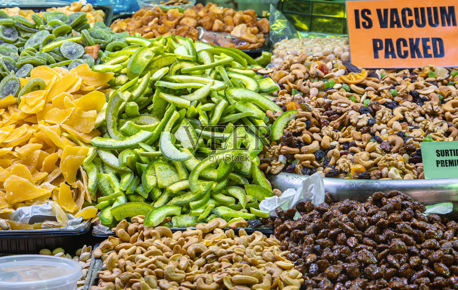 坚果在市场的最前沿,具有暗示性的质地和鲜艳的色彩,适合烹饪项目。照片摄影图片