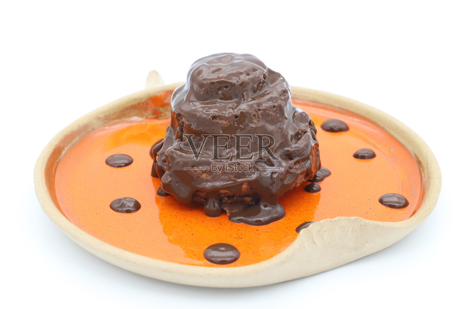 橙色盘子里的巧克力蛋糕。照片摄影图片
