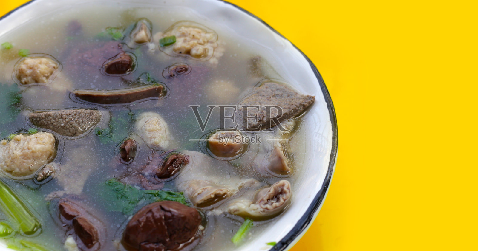 一碗白底猪肉血汤。照片摄影图片